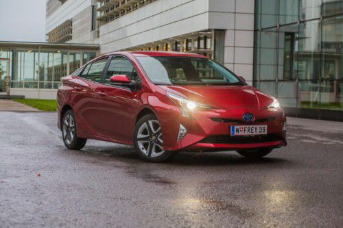 Die schärfere Optik steht dem Prius richtig gut: Der Hybrid pflegt ansonsten das Gefühl fürs harmonische Ökosystem. Fotos: vn/steurer