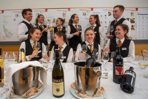 Die Teilnehmer der Jungsommeliergruppe 3AHLT der Tourismusschulen Bludenz haben für die VN Weine getestet.  Fotos: VN/Steurer