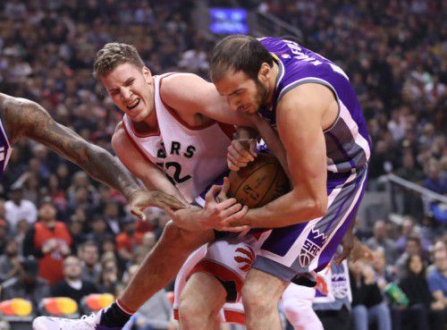 Die Weihnachtszeit ist für NBA-Star Jakob Pöltl stressig – fast so wie der Zweikampf mit Kosta Koufos von den Sacramento Kings. Foto: gepa