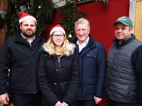 Dietmar Kalb mit Nichte Sarah, Landesrat Erich Schwärzler und Landwirt Andreas Kalb. Fotos: ju