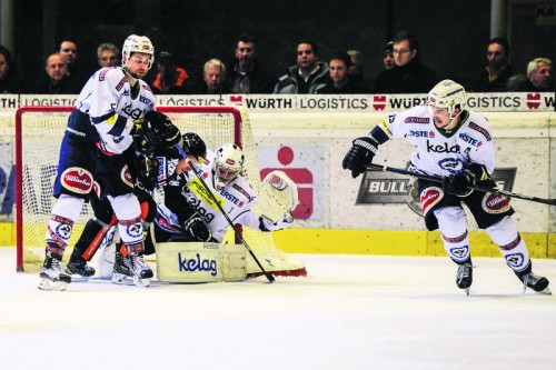 Drei Spiele, ebenso viele Niederlagen – Villach war für Martin Grabher-Meier (M.) und seine DEC-Kollegen bisher keine Erfolgsgeschichte. Foto: gepa