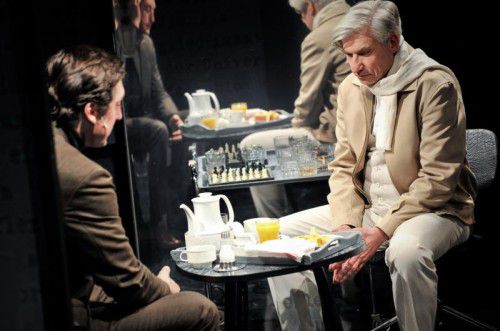 Ein Mal das Leben anhalten, von vorne beginnen und seine Biografie ändern. Der Hauptfigur Hannes Kürmann in Max Frischs Drama „Biografie: Ein Spiel“ wird diese Möglichkeit geboten. foto: tak