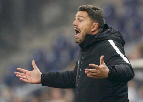 Entgegen ersten Gerüchten wird Oscar Garcia wohl auch im Frühling auf der Trainerbank von RB Salzburg sitzen. Foto: Reuters