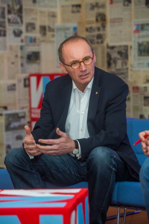 „Es wäre mir auch lieber gewesen, der Bräutigam hätte ein Herzerl auf das Auto gemalt und nicht Putin.“ÖVP-EU-Abgeordneter Othmar Karas zur Hochzeit der Außenministerin
