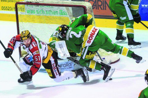 Feldkirchs Dylan Stanley und Lustenaus Stefan Hrdina werden sich heute im Vorarlberger Derby wieder in die Quere kommen. Foto: steurer
