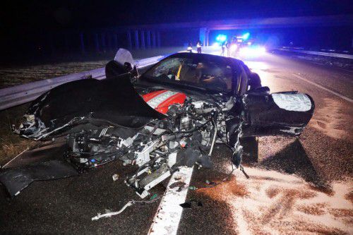 Ferrari mit Schrottwert: Der Unfall ereignete sich gegen 21.30 Uhr in Fahrtrichtung Bregenz. Foto: M. Shourot