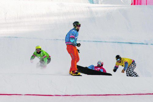 Final-Drama um Markus Schairer (in Blau), der wenige Meter vor dem Ziel stürzte und sich im Teambewerb mit Alessandro Hämmerle mit Rang vier zufrieden geben musste. foto: gepa
