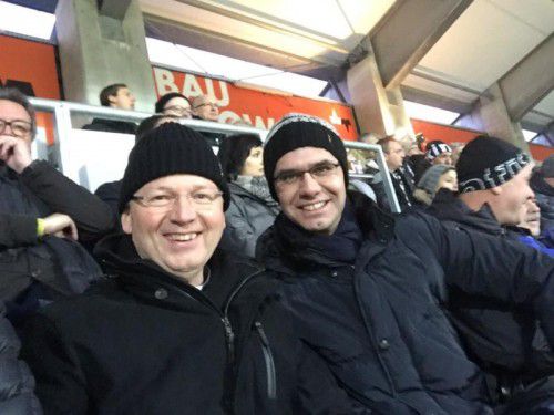 Fußballfans in Partylaune: Bischof Benno (l.) und LH Wallner.