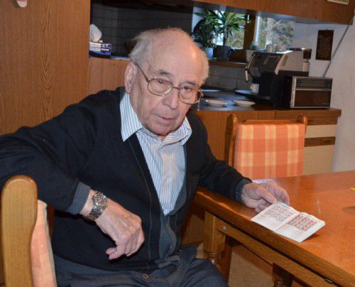 Genosse Anton Dona hat sein Parteibüchlein hervorgeholt: „Früher klebte man noch Jahresmarken hinein.“ Foto: hrj