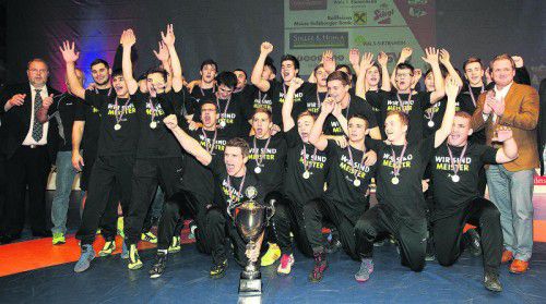 Grenzenloser Jubel bei den Ringern und Betreuern (im Vordergrund Sportchef Bernd Ritter) des KSK Klaus nach der Übergabe des Meisterpokals in der 1. Bundesliga. Fotos: krug