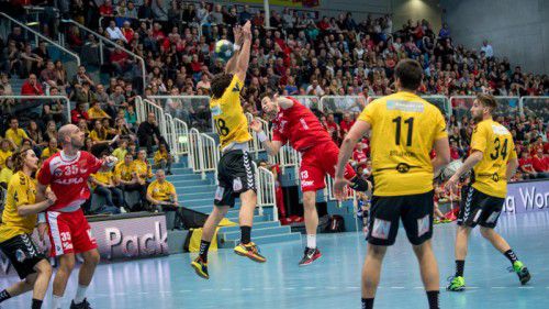 Hard-Linkshänder Marko Tanaskovic (Nummer 13) verbuchte 104 Treffer und gehörte zu den Top-3-Torschützen im Grunddurchgang der Handball-Liga Austria.  Foto: gepa