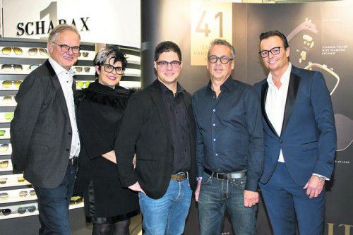 Hatten den Durchblick: Peter (l.), Susanne und Alexander Scharax mit Filialleiter Hans-Jörg Döring und Dita-Repräsentant Christoph Thomann.