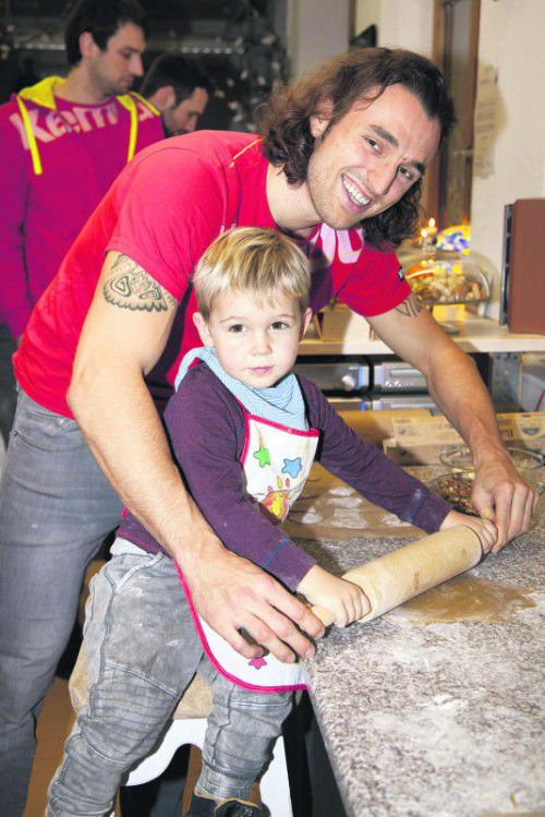 HC-Hard-Spieler Frederic Wüstner wurde beim Backen der Kekse zugunsten des „Verein Schmetterlinge“ tatkräftig unterstützt. Foto: privat