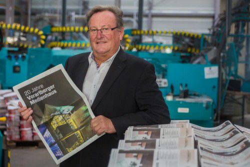 Herbert Hager hat sich die druckfrische Beilage zum Medienhaus-Jubiläum schon gesichert. Foto: vn/steurer
