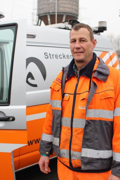 Heute Abend nicht am Gabentisch, sondern auf der Autobahn: Der 38-jährige Asfinag-Streckendienstfahrer Thomas Wüstner. VN/Sohm