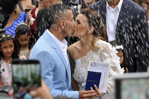 Hochzeiter Carlos Tevez küsst seine Frau Vanesa Mansilla. afp