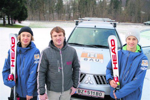 Hubert Biermeier (Mitte) unterstützt die jungen Ländle-Freestyler Noah Schallert (l.) und Jakob Presslauer. Foto: jk