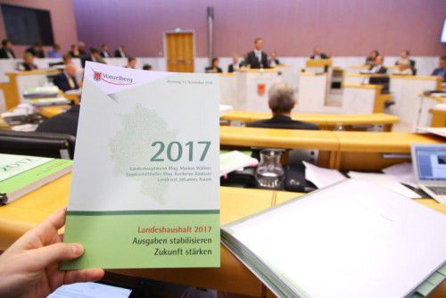 Im Mittelpunkt der Landtagsitzung: das 200 Seiten umfassende Landesbudget 2017. Fotos: VN/Hofmeister