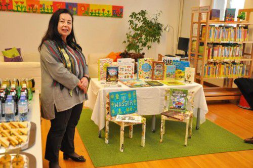 Im Rahmen der Projektvorstellung wurden Bücher überreicht.  lcf