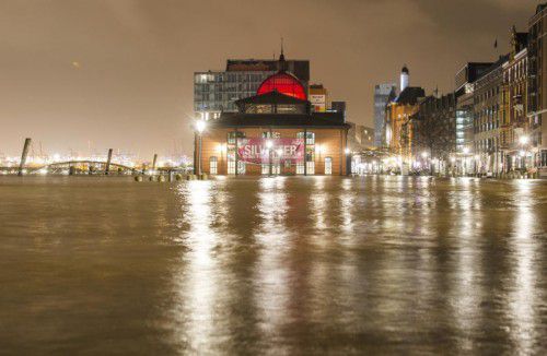 In Hamburg setzte eine Sturmflut in der Nacht zum Dienstag einige Straßen und den Fischmarkt in St. Pauli unter Wasser. Foto: AP