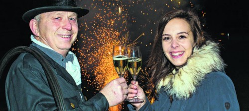 In Vorfreude auf die heute bevorstehende Silvesternacht : Rauchfangkehrer Walter Sutterlüti aus der Messestadt Dornbirn und Miss VOL.AT Natalie aus der Walgaugemeinde Schlins. Fotos: VN/Steurer, Archiv