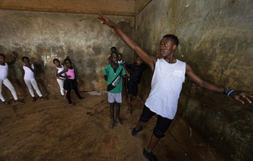 Joel Kioko unterrichtet in den Ferien selbst Kinder aus dem Armenviertel. Im Slum Kibera gibt er seine Erfahrungen an kleine Tänzer weiter. Foto: AP