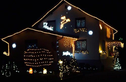 Knapp 7000 Lichtpunkte lassen das Haus der Mosers in weihnachtlichem Glanze erstrahlen.