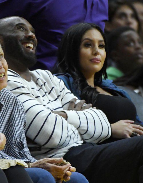 Kobe Bryant freut sich über sein drittes Kind mit Frau Vanessa. gepa