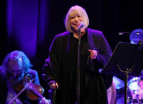 Marianne Faithfull singt Ende November in der wiedereröffneten Pariser Konzerthalle Bataclan zum Jahrestag der Terroranschläge. Foto: AFP