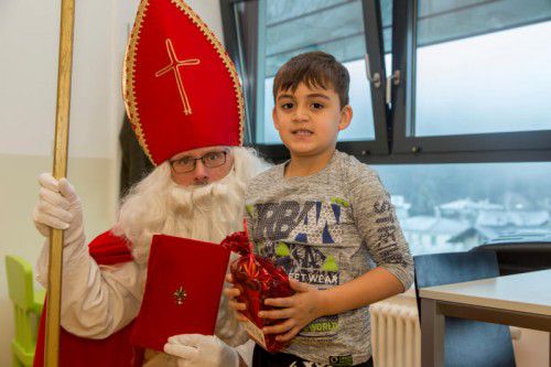 Mehmet ist völlig perplex. Der Besuch des Nikolaus hat ihn sprachlos gemacht. Foto: VN/Roland Paulitsch