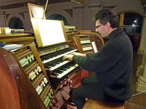 "Messe solennelle": Prof. Helmut Binder an der Orgel.