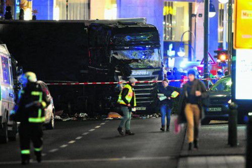 Mindestens neun Menschen starben als gestern gegen 20 Uhr, als ein Lkw in einen Weihnachtsmarkt am Kurfürstendamm in Berlin rast. 50 Menschen wurden dabei teils lebensgefährlich verletzt. Foto: Reuters