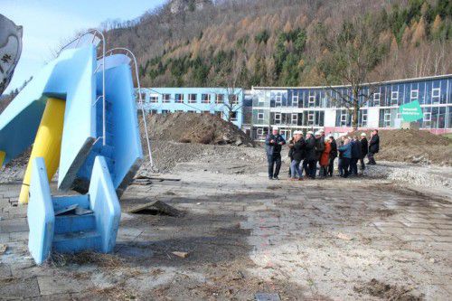 Mit einem kräftigen Hauruck wurde die jahrzehntealte Kinderrutsche von ihrem „Stammplatz“ befördert. Foto: VN/js