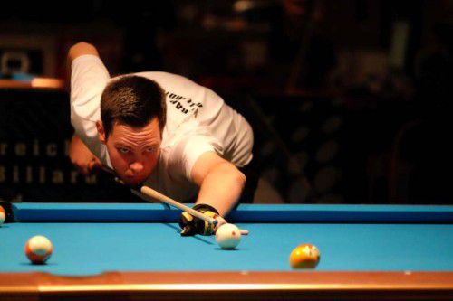Neben dem Pool-Billard sind dem mehrfachen Landesmeister Nico Sallmayer der Job bei der Post und Freundin Sandra wichtig. schiffer
