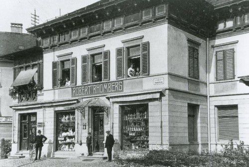 Neben einer Wechselstube befand sich im Gebäude Bahnhofstraße 4 auch eine Glas- und Porzellanhandlung. Foto: stadtarchiv