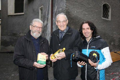 Pfarrer Franz Winsauer (M.) mit Joe Fritsche (r.) und Dieter Reimers von Stunde des Herzens sammeln wieder für Albanien. Foto: MEZ