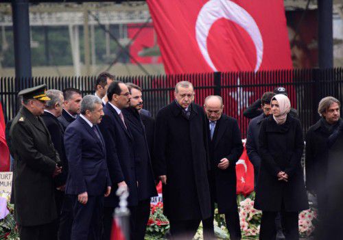 Präsident Erdogan besuchte den Schauplatz der verheerenden Attentate in Istanbul.  Foto: reuters