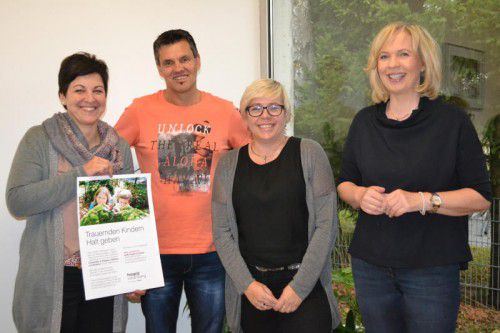 Priska Ganahl, Gerhard Micheli und Angelika Bertel-Warger (v.l.) mit Hoki-Leiterin Annelies Bleil. Foto: caritas
