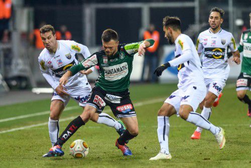 Rieds Orhan Ademi, eingekreist von den drei Altach-Spielern César Ortiz, Galvão und Christian Schilling. Fotos: Gepa/3
