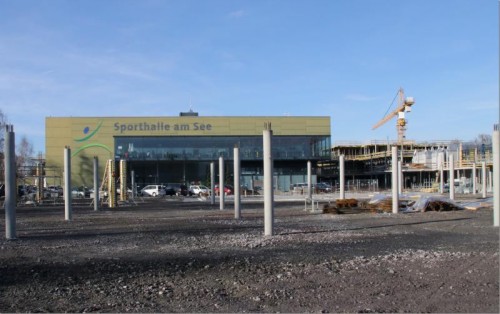 Der Schulneubau vor der Sport­halle kostet viel Geld.  Foto: VN