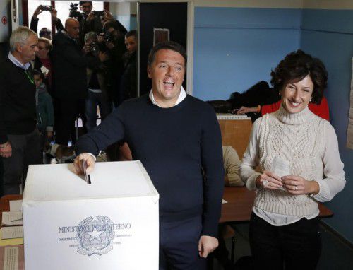 Sichtlich gut gelaunt gaben Italiens Ministerpräsident Matteo Renzi und seine Frau Agnes in Florenz ihre Stimme ab. Foto: AP