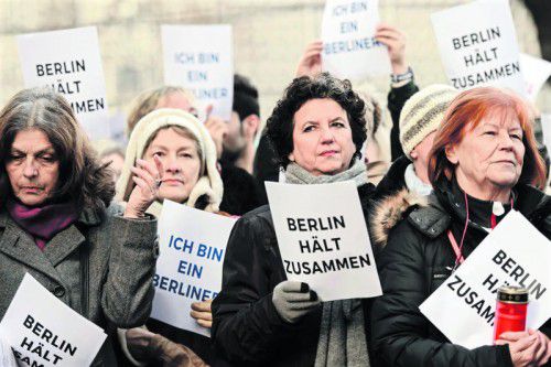 Solidarität und Trauer: Die Berliner stehen nach dem verheerenden Attentat mit zwölf Todesopfern und Dutzenden Verletzten zusammen. Foto: AFP