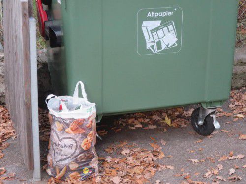 Standorte von Papiercontainern werden immer öfter für illegale Müllablagerungen missbraucht.  Foto: stadt