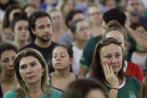 Trauernde Fans: Die Kathedrale war bei einem Gedenkgottesdienst in der Stadt Chapecó bis auf den letzten Platz gefüllt. Foto: AP