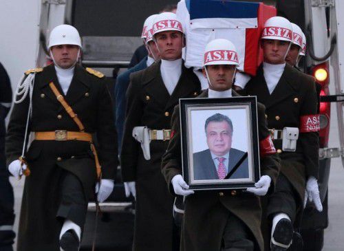 Türkische Soldaten tragen den Sarg des getöteten russischen Diplomaten. Foto: AP