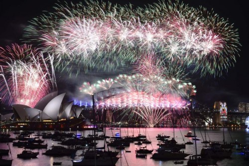 Um 14 Uhr Mitteleuropäischer Zeit wird in Sydney, Australien, auf das neue Jahr angestoßen. Foto: Reuters