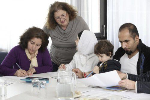 Viele freiwillige Helfer unterstützen Flüchtlinge – etwa beim Erlernen der deutschen Sprache. Foto: caritas