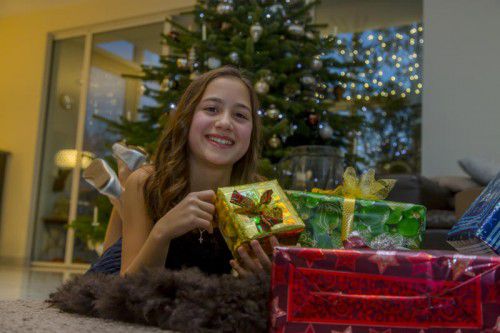 Viele Vorarlberger fliegen über Weihnachten in den Urlaub. Die Mehrheit bleibt aber zu Hause und feiert traditionell. Foto: VN/Paulitsch