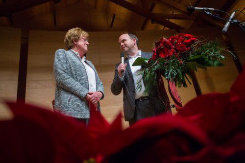 VN-Chefredakteur und „Ma hilft“-Obmann Gerold Riedmann bedachte „Ma hilft“-Patin Marlies Müller mit einem weihnachtlichen Strauß.