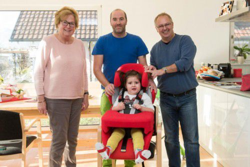 VN-Koordinatorin Marlies Müller, Markus Bachmeier und „Ma hilft“-Vizeobmann Klaus Hämmerle (v. l.) freuen sich mit der kleinen Marlene. Fotos: Dietmar Stiplovsek
